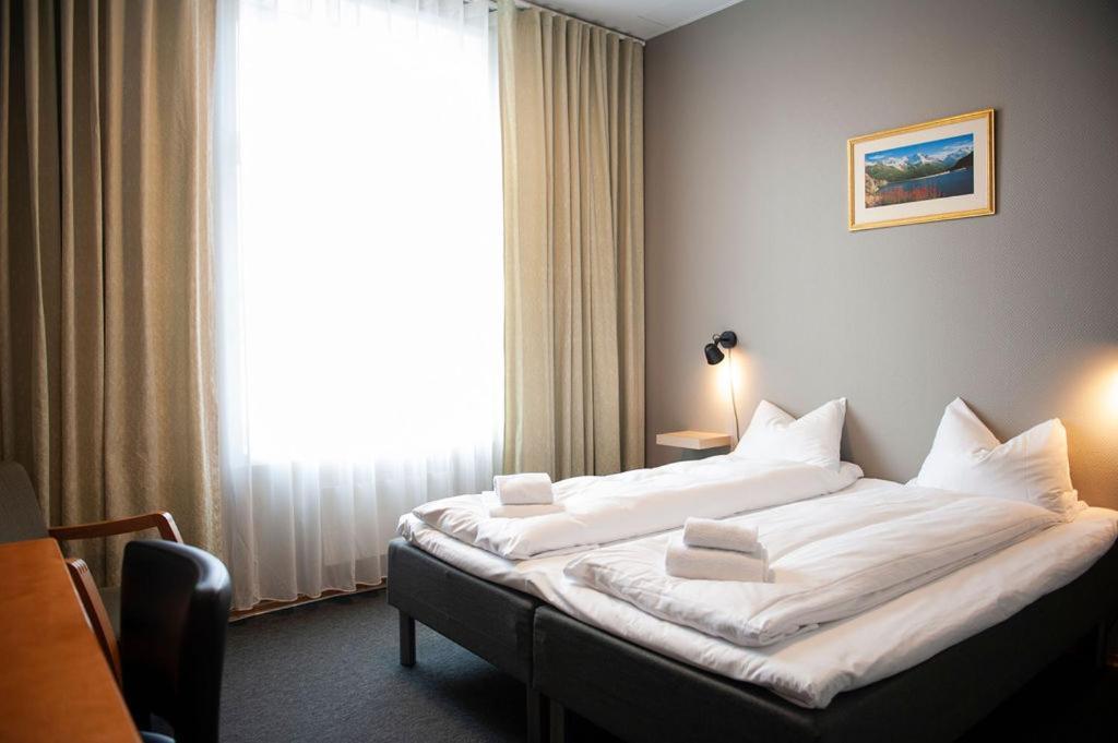 Henriks Hotell Шиен Экстерьер фото