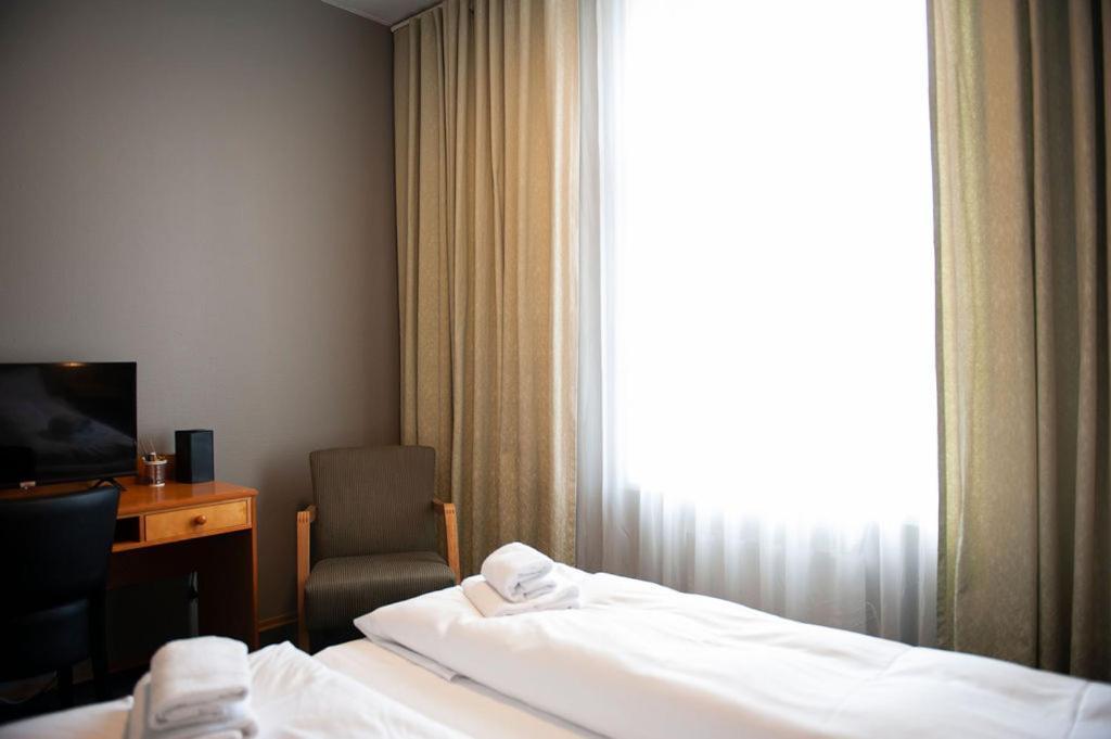 Henriks Hotell Шиен Экстерьер фото
