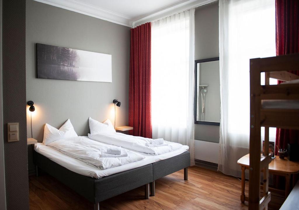 Henriks Hotell Шиен Экстерьер фото
